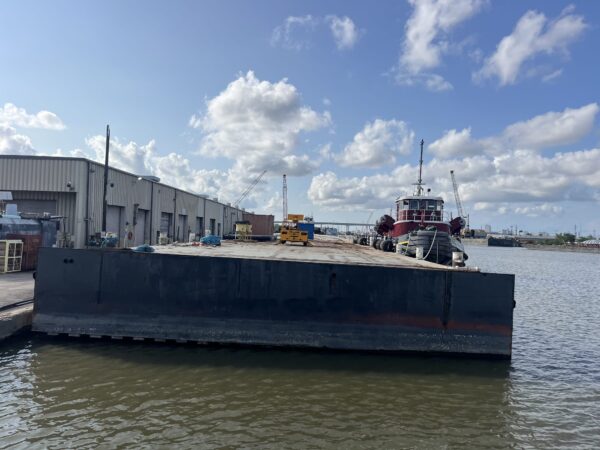 DECK BARGE 225′ W/ACCOMODATIONS