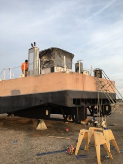 LCU 8 LANDING CRAFT TWIN ENGINES